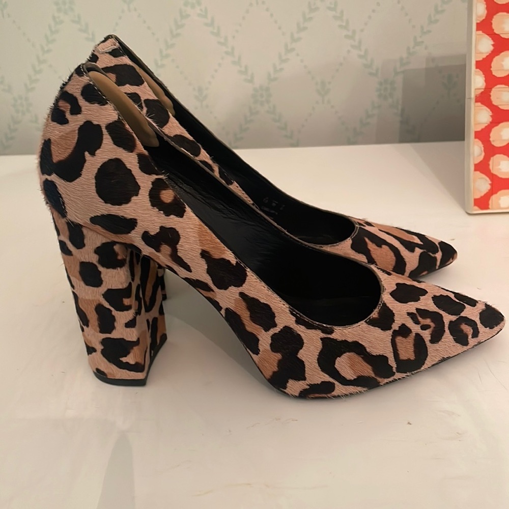 Leopard print pumps